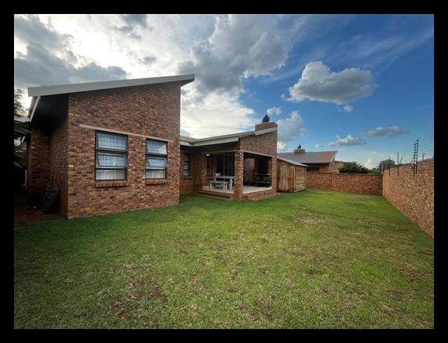 3 BEDROOM CLUSTER FOR SALE IN POMONA